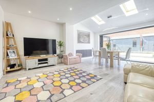 Lounge Diner - click for photo gallery